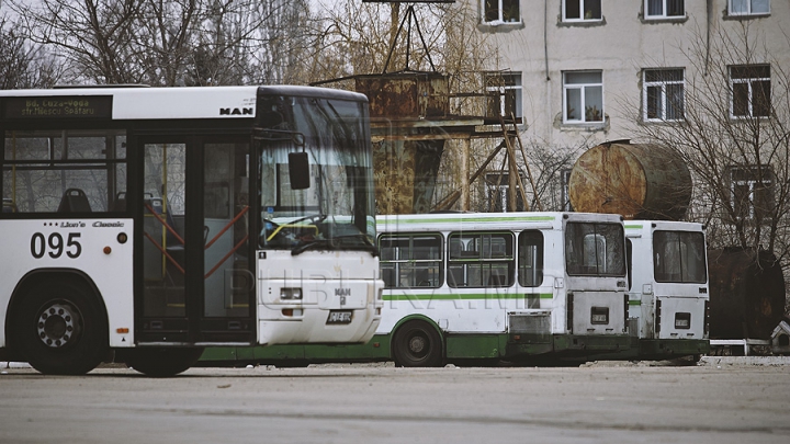 Chişinăul rămâne, deocamdată, fără autobuze noi. Licitaţia a fost contestată, iar pasagerii îşi riscă viaţa în continuare călătorind în vehicule vechi de peste 30 de ani