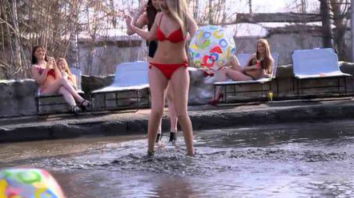 PROTEST SEXY prin băltoace! Mai multe fete au defilat doar în costume de baie pe străzi (VIDEO/FOTO)