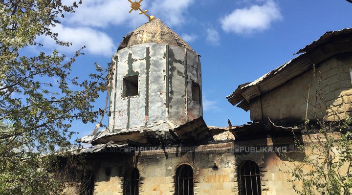 Imagini APOCALIPTICE de la biserica din Telenești mistuită de FLĂCĂRI (FOTOREPORT)