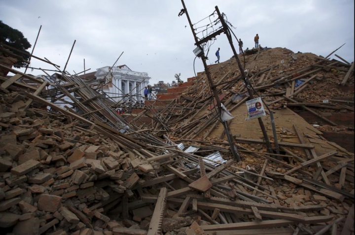 CUTREMURĂTOR! Seismul din Nepal a lăsat în urmă sute de case ruinate și mii de vieți distruse (FOTO)