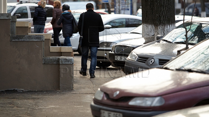 Vântul puternic face ravagii! Ce au păţit câţiva şoferi ghinionişti din Capitală (FOTO)