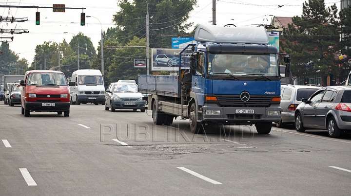 Doi șoferi au rămas fără marfa pe care o transportau. AFLĂ motivul (FOTO)