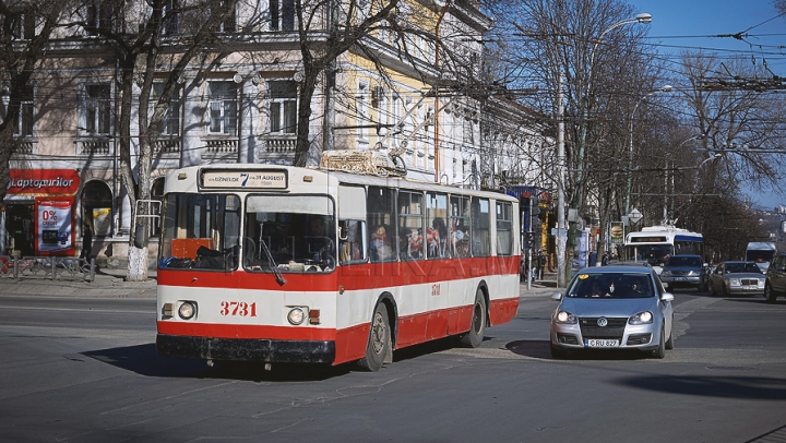 EROUL ZILEI! Reacția unui șofer din Chișinău când a văzut un troleibuz blocat în mijlocul drumului (FOTO)