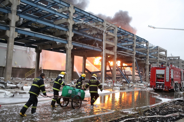 (GALERIE FOTO) Incendiu DEVASTATOR în China. Pompierii luptă cu flăcările deja de TREI ZILE