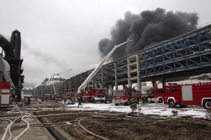 (GALERIE FOTO) Incendiu DEVASTATOR în China. Pompierii luptă cu flăcările deja de TREI ZILE