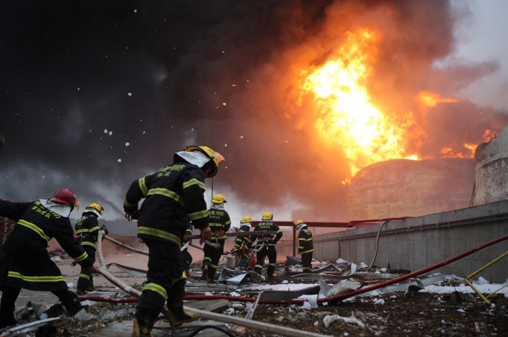 (GALERIE FOTO) Incendiu DEVASTATOR în China. Pompierii luptă cu flăcările deja de TREI ZILE