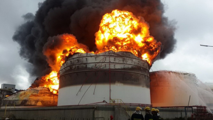 (GALERIE FOTO) Incendiu DEVASTATOR în China. Pompierii luptă cu flăcările deja de TREI ZILE