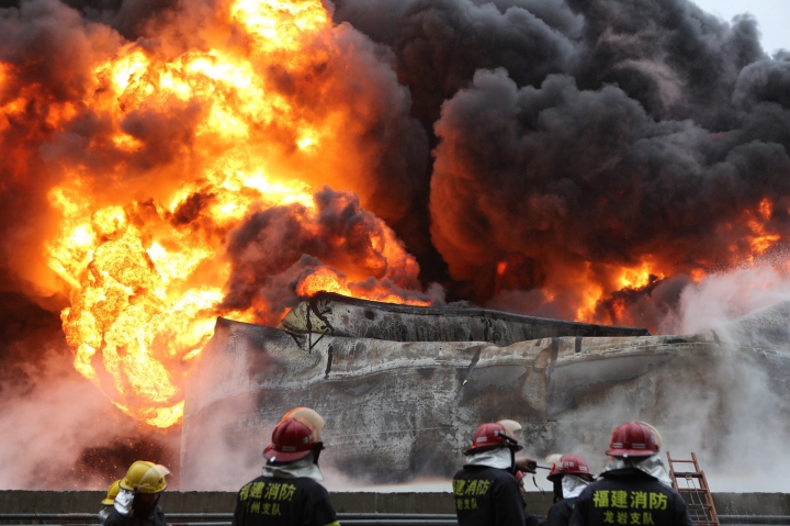 (GALERIE FOTO) Incendiu DEVASTATOR în China. Pompierii luptă cu flăcările deja de TREI ZILE