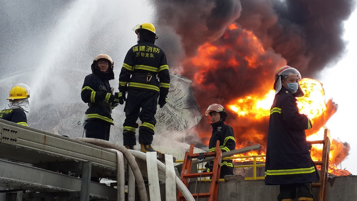 (GALERIE FOTO) Incendiu DEVASTATOR în China. Pompierii luptă cu flăcările deja de TREI ZILE