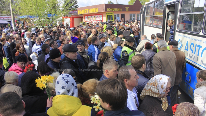 Aglomerație, pomeni și cerșetori la Cimitirul Sf. Lazăr de Paștele Blajinilor (FOTOREPORT)