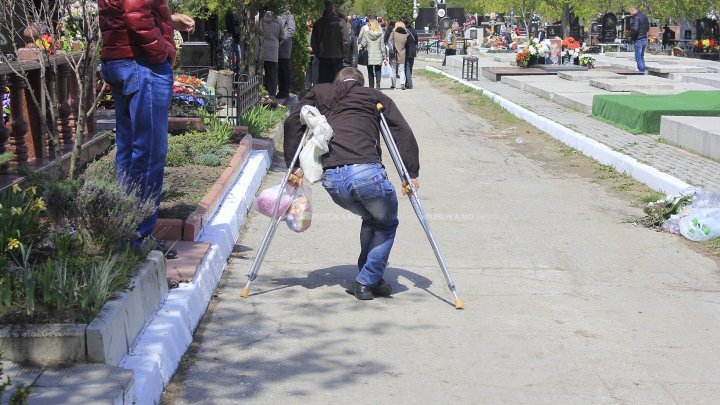 Aglomerație, pomeni și cerșetori la Cimitirul Sf. Lazăr de Paștele Blajinilor (FOTOREPORT)