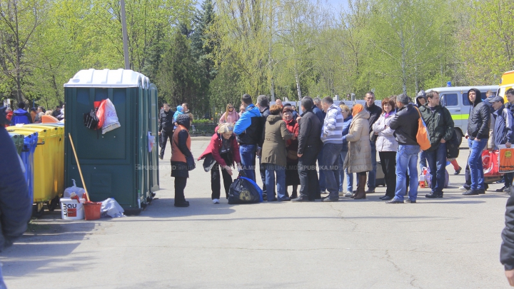 Aglomerație, pomeni și cerșetori la Cimitirul Sf. Lazăr de Paștele Blajinilor (FOTOREPORT)