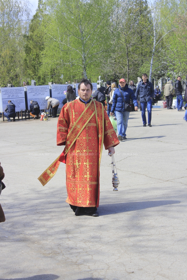 Aglomerație, pomeni și cerșetori la Cimitirul Sf. Lazăr de Paștele Blajinilor (FOTOREPORT)