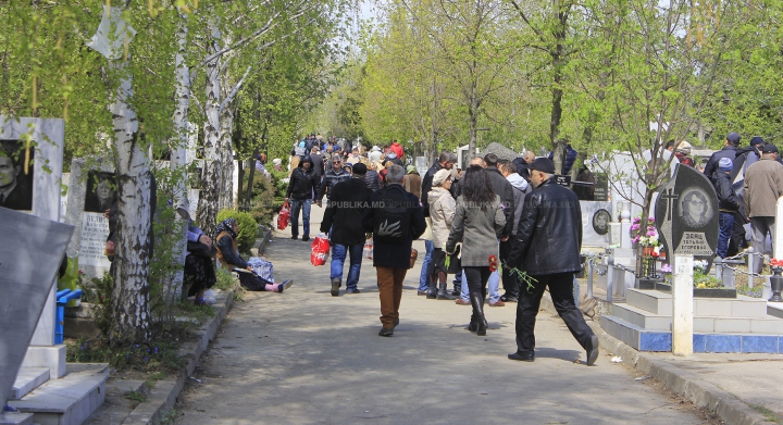 Aglomerație, pomeni și cerșetori la Cimitirul Sf. Lazăr de Paștele Blajinilor (FOTOREPORT)