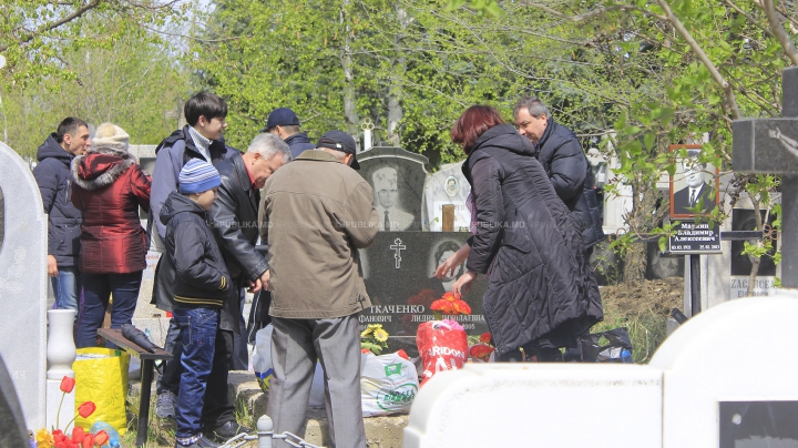 Aglomerație, pomeni și cerșetori la Cimitirul Sf. Lazăr de Paștele Blajinilor (FOTOREPORT)