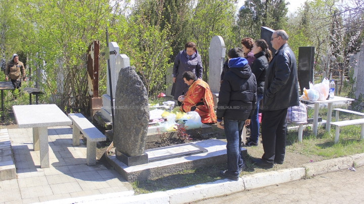 Aglomerație, pomeni și cerșetori la Cimitirul Sf. Lazăr de Paștele Blajinilor (FOTOREPORT)