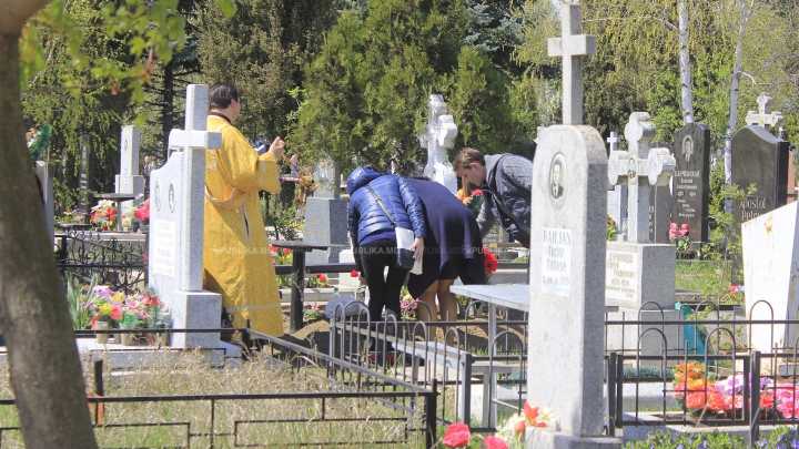 Aglomerație, pomeni și cerșetori la Cimitirul Sf. Lazăr de Paștele Blajinilor (FOTOREPORT)