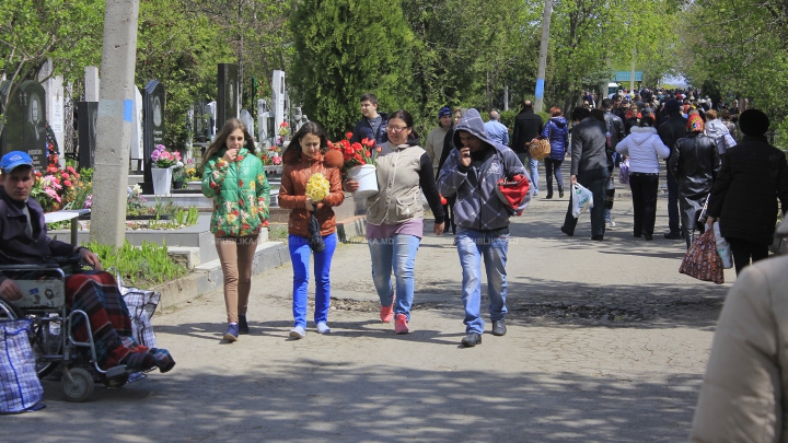 Aglomerație, pomeni și cerșetori la Cimitirul Sf. Lazăr de Paștele Blajinilor (FOTOREPORT)