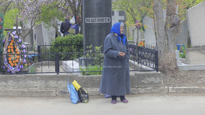 Aglomerație, pomeni și cerșetori la Cimitirul Sf. Lazăr de Paștele Blajinilor (FOTOREPORT)