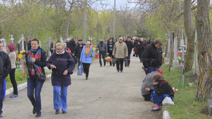 Aglomerație, pomeni și cerșetori la Cimitirul Sf. Lazăr de Paștele Blajinilor (FOTOREPORT)