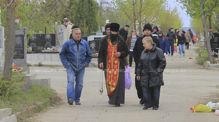 Aglomerație, pomeni și cerșetori la Cimitirul Sf. Lazăr de Paștele Blajinilor (FOTOREPORT)