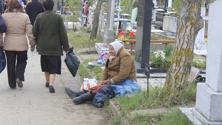 Aglomerație, pomeni și cerșetori la Cimitirul Sf. Lazăr de Paștele Blajinilor (FOTOREPORT)