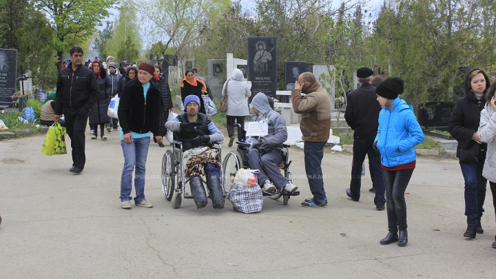 Aglomerație, pomeni și cerșetori la Cimitirul Sf. Lazăr de Paștele Blajinilor (FOTOREPORT)