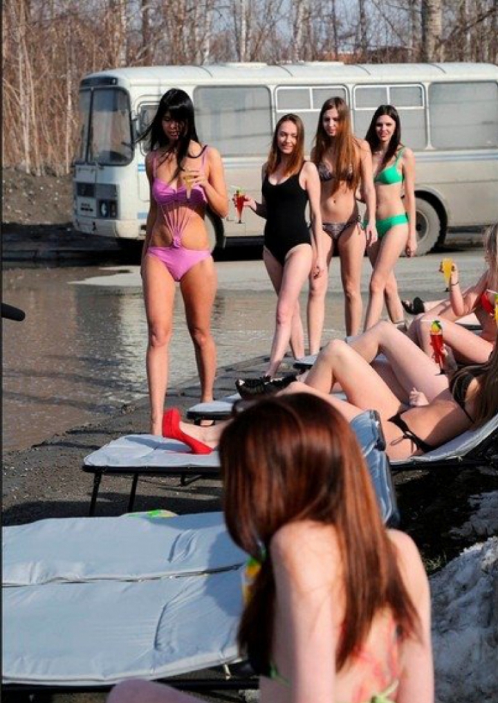 PROTEST SEXY prin băltoace! Mai multe fete au defilat doar în costume de baie pe străzi (VIDEO/FOTO)