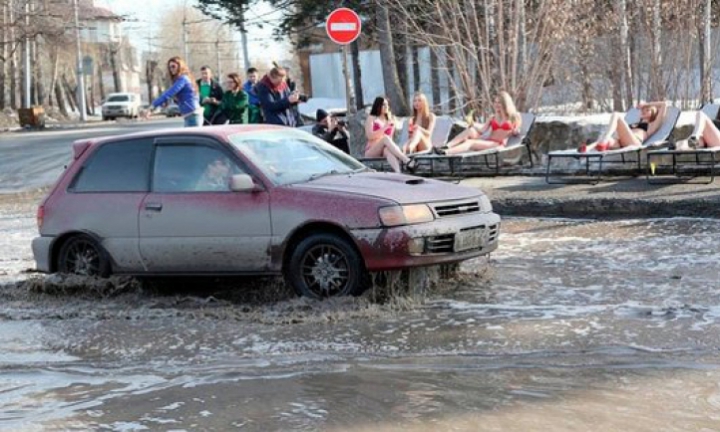 PROTEST SEXY prin băltoace! Mai multe fete au defilat doar în costume de baie pe străzi (VIDEO/FOTO)