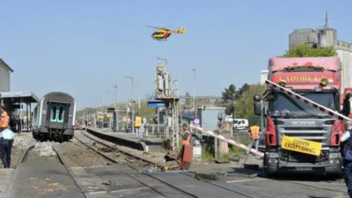 Un tren cu pasageri s-a ciocnit cu un camion: Zeci de persoane au fost rănite