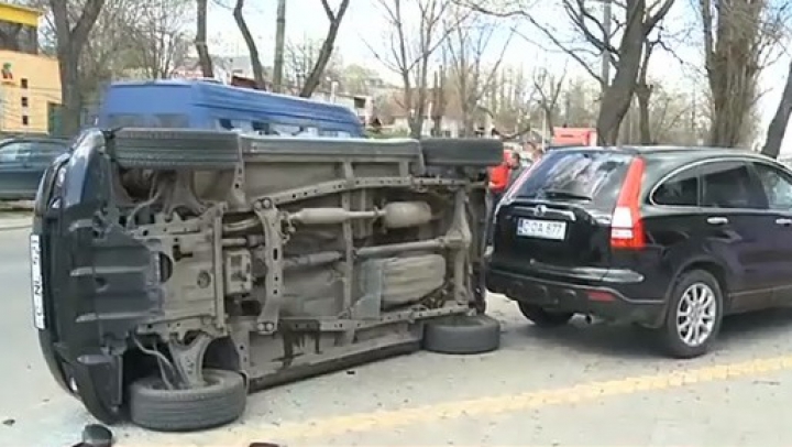 Maşină răsturnată în Capitală! Cine se face vinovat de accident