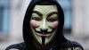MINUNĂŢIE pe străzile Chişinăului! Un șofer poartă masca Anonymous în timp ce conduce mașina (FOTO)