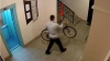 ÎL RECUNOAŞTEŢI?! Acest bărbat a furat o bicicletă scumpă dintr-un bloc din Chişinău (VIDEO)