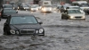 NO COMMENT! Inundaţii de proporţii şi maşini înotând prin apă (VIDEO)
