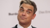 LICITAȚIE în scop caritabil. Robbie Williams își scoate la vânzare peste 150 de obiecte personale