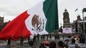 EXPERIENȚĂ AMEȚITOARE! Un soldat, luat de vânt după ce a rămas agăţat de un drapel gigantic (VIDEO)