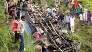 Un autobuz cu pasageri a căzut de pe un pod. Cel puțin 35 de oameni au murit