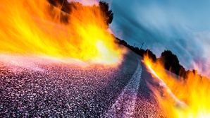 Focul s-a extins pe toată şoseaua. O cisternă a fost cuprinsă de flăcări şi a explodat (VIDEO)