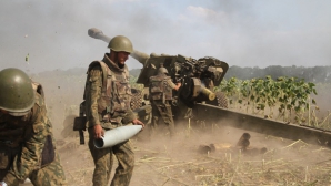 ȘI-A VĂZUT MOARTEA CU OCHII. Un proiectil de artilerie zboară spre un separatist (VIDEO)