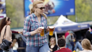 Sfaturile Juristului: Când şi cum se pedepseşte consumul de băuturi alcoolice în locuri publice