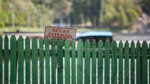 Staţii de salvare reamenajate la un lac în care nu se pot scălda toţi. Cât au cheltuit autorităţile