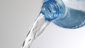 Descoperirea care te va face să nu mai pui gura pe APA ÎMBUTELIATĂ  