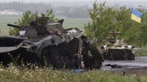 Doi militari ucraineni au murit, după ce o blindată a trecut peste o mină de teren