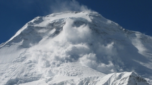 APOCALIPSĂ pentru un grup de alpinişti. O avalanşă ENORMĂ, filmată coborându-se de pe Everest (VIDEO)
