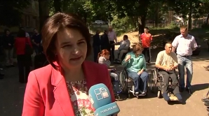 "Mă ajutau să intru în clădire oamenii care veneau să voteze". Rampe de acces pentru persoanele cu nevoi speciale