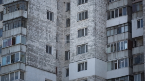 S-A ARUNCAT ÎN GOL după ce a stat 40 de ore pe acoperișul unui bloc