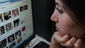 TINERI TERIBILIŞTI. Mamă din Chişinău, ŞOCATĂ de pozele de pe Facebook ale fiicei sale
