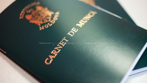 Sfaturile Juristului: E o încălcare dacă cei de la resurse umane nu eliberează carnetul de muncă imediat după demisie?