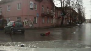  ÎNGROZITOR! Un copil a căzut din mașină într-o intersecție (VIDEO) 