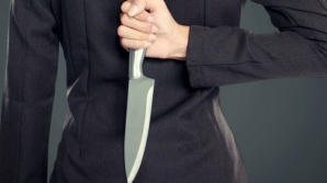 O femeie şi-a înjunghiat soţul după ce a văzut nişte fotografii vechi în care apărea alături de o tânără. Cine era presupusa amantă